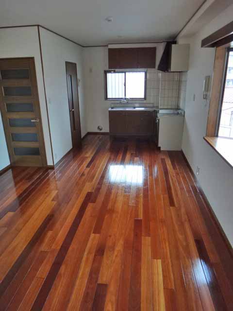 Kitchen. Flooring, It is very bright corner room