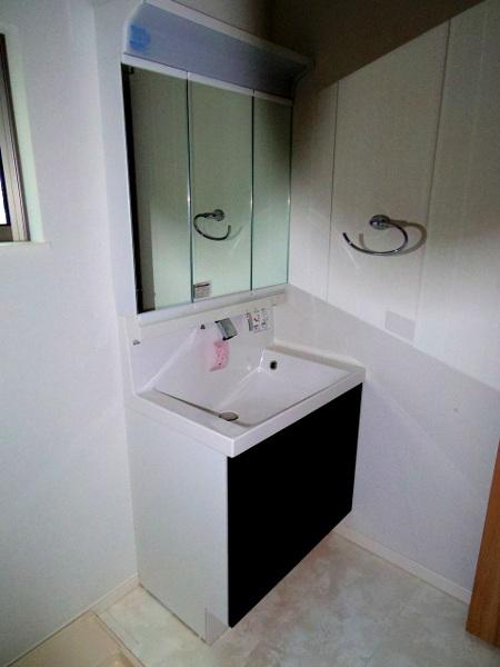 Wash basin, toilet. 1 Building Washroom (November 2013) Shooting