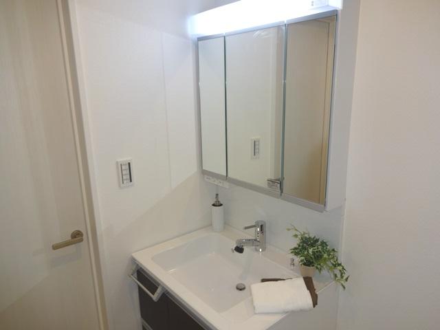 Wash basin, toilet. bathroom