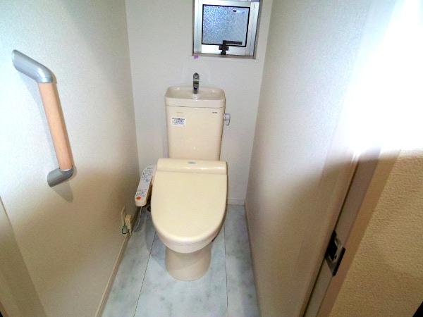 Toilet. Indoor (10 May 2013) Shooting Building 2 toilet
