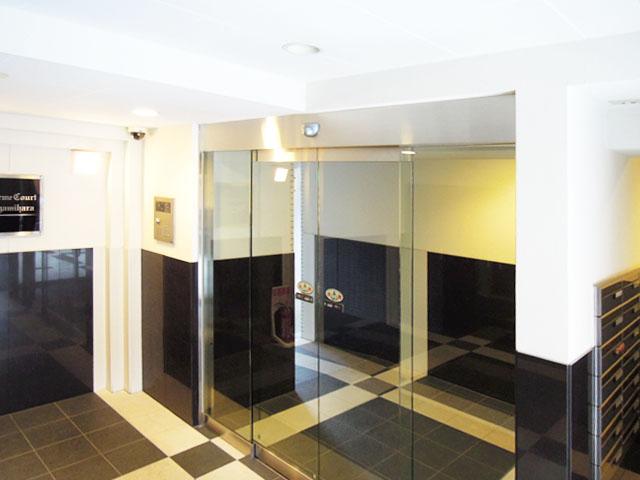 Entrance. Common areas