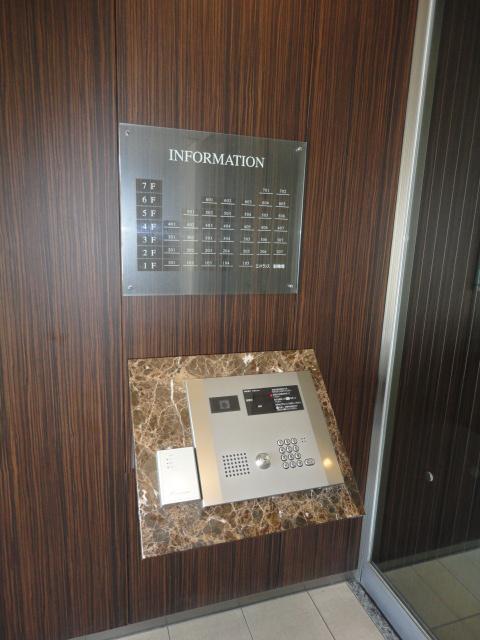 Entrance. Common areas