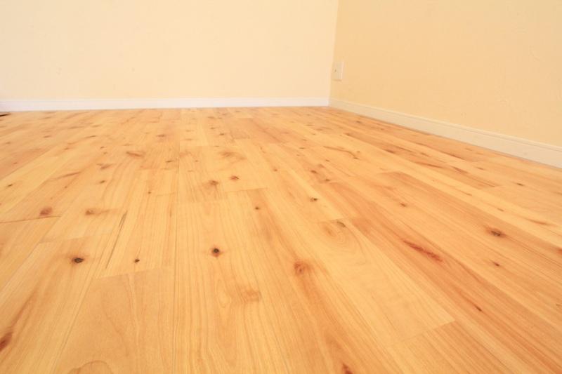 Non-living room. Solid wood warm. Scent of wood is very calm.