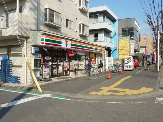 Convenience store. 680m to Seven-Eleven (convenience store)