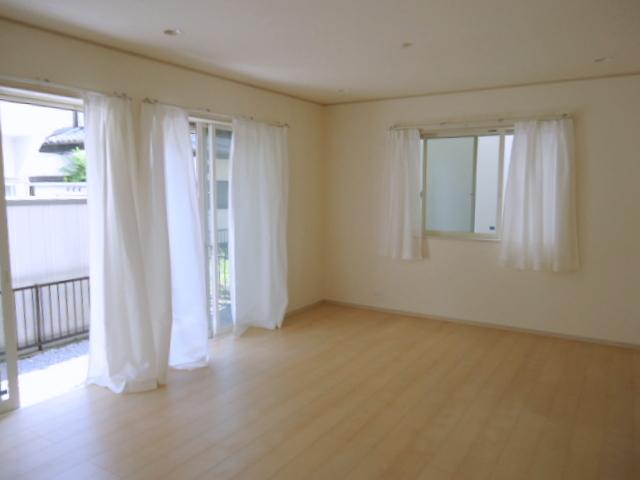 Living. South lighting surface widely bright living. Indoor (10 May 2013) Shooting