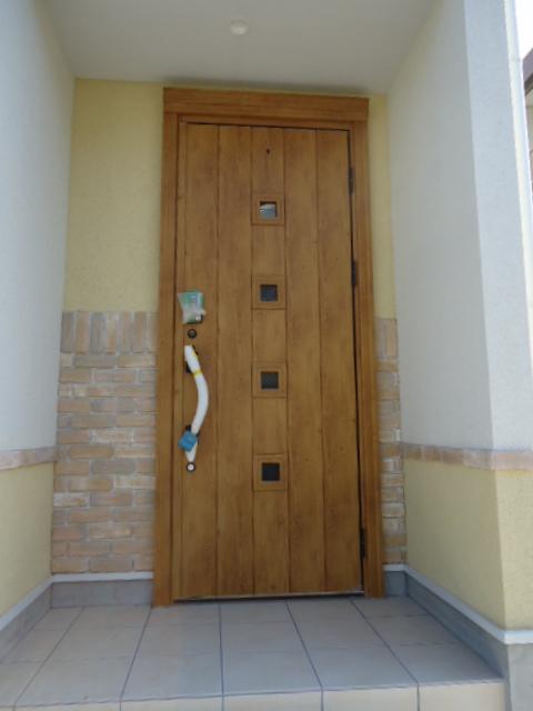 Entrance. Entrance door with a fingerprint authentication function
