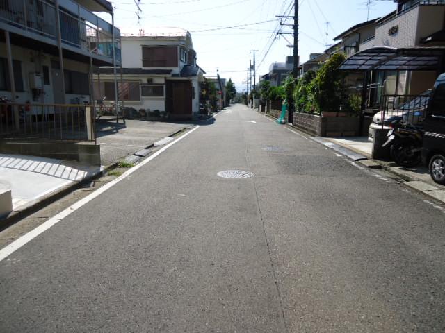 Local photos, including front road. About 6m public roads of the front road is clear.