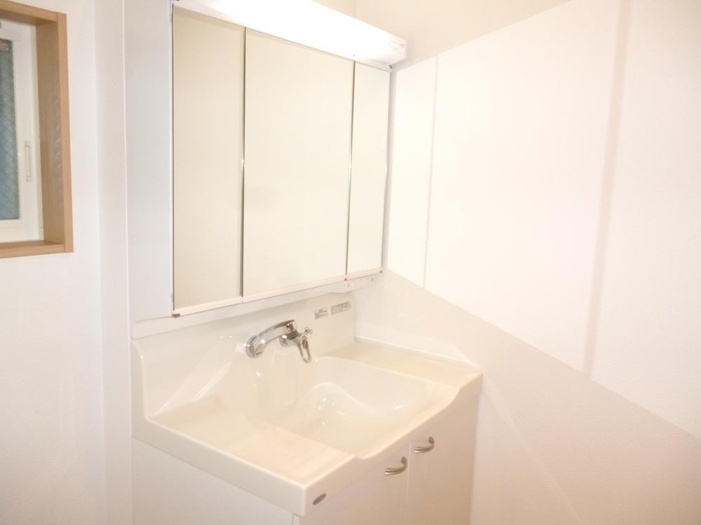 Wash basin, toilet. 1 Building