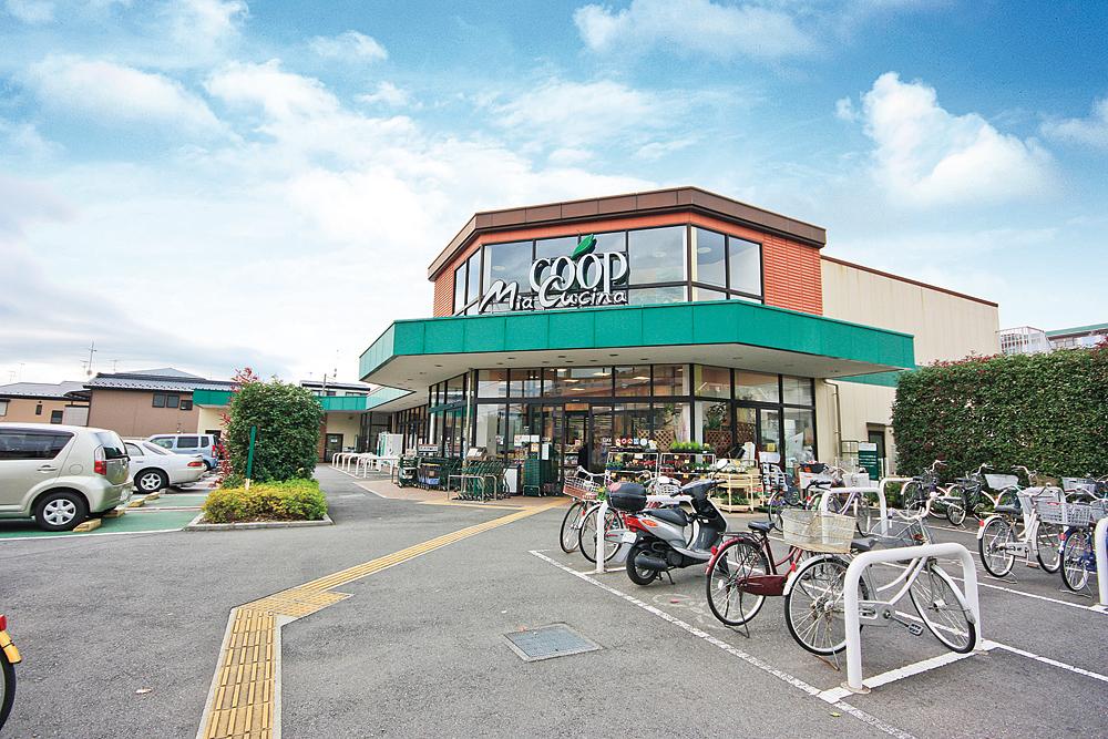 Supermarket. 840m to the Co-op Kanagawa