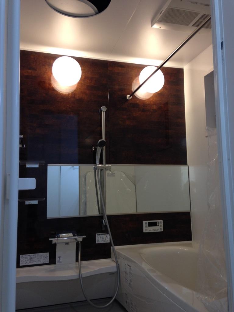Bathroom.  ☆ No.B-10 Building ☆ Spacious bathroom of 1 pyeong type! The accent panel subdued brown color, The relaxation of location, , ,