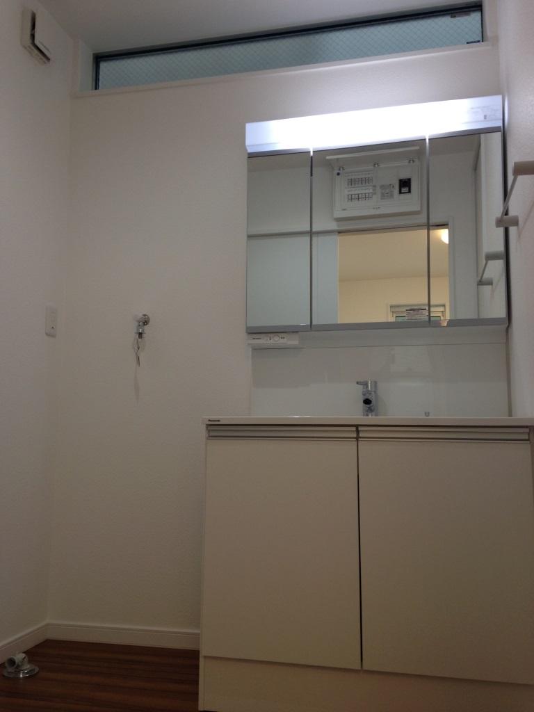 Wash basin, toilet.  ☆ No.B-10 Building ☆