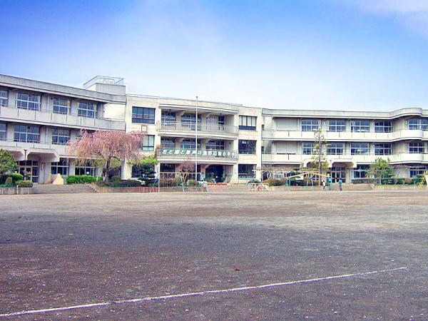 Primary school. Fuchinobe 300m to East Elementary School