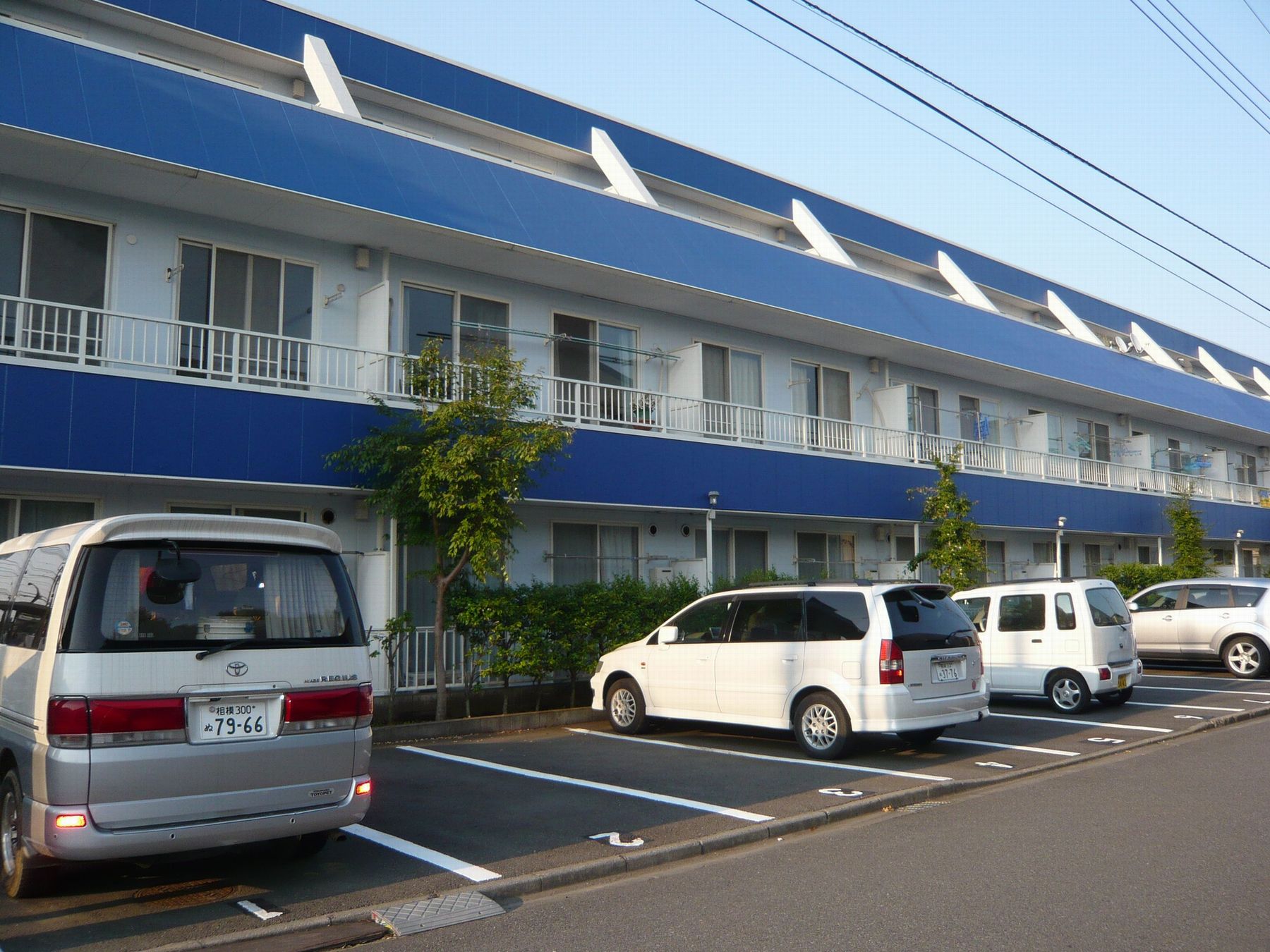 Building appearance. 3-story large apartment