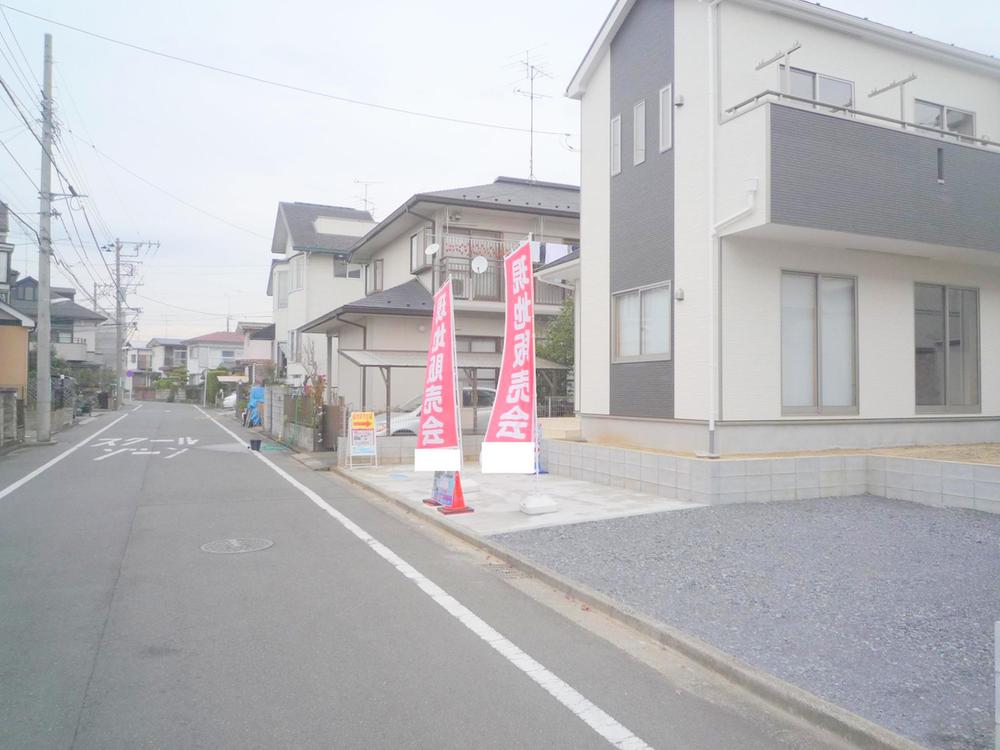 Local photos, including front road. Effortlessly comfortable every day of your laundry in a south-facing balcony