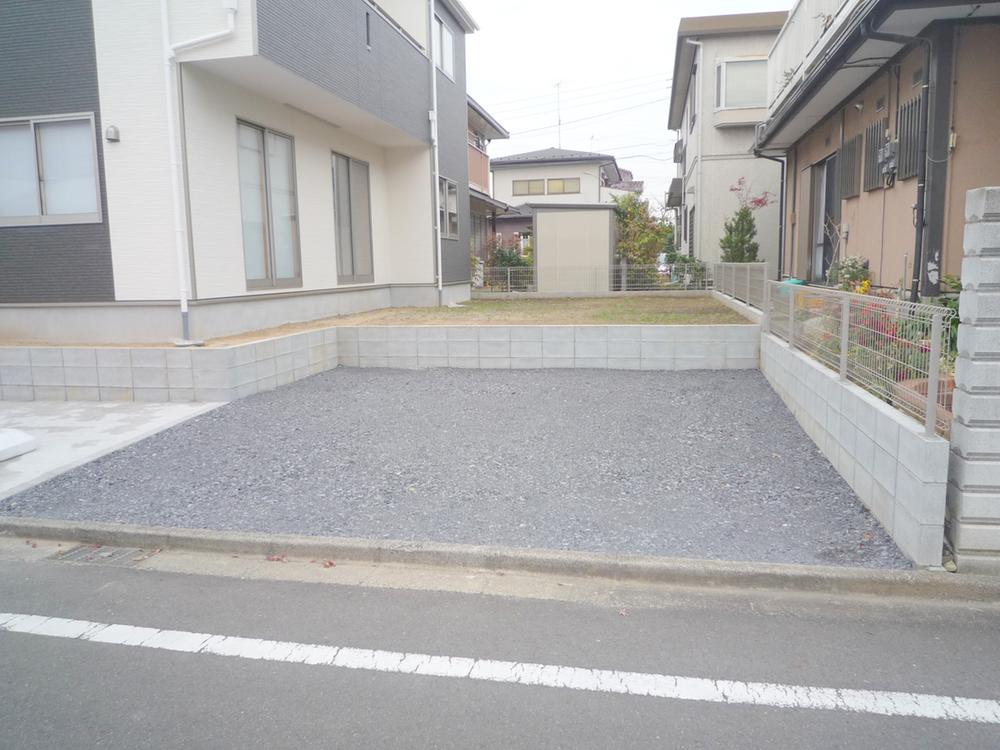 Parking lot. Live where parking is facing to be happy over the entire surface 6.5M road not good mom!