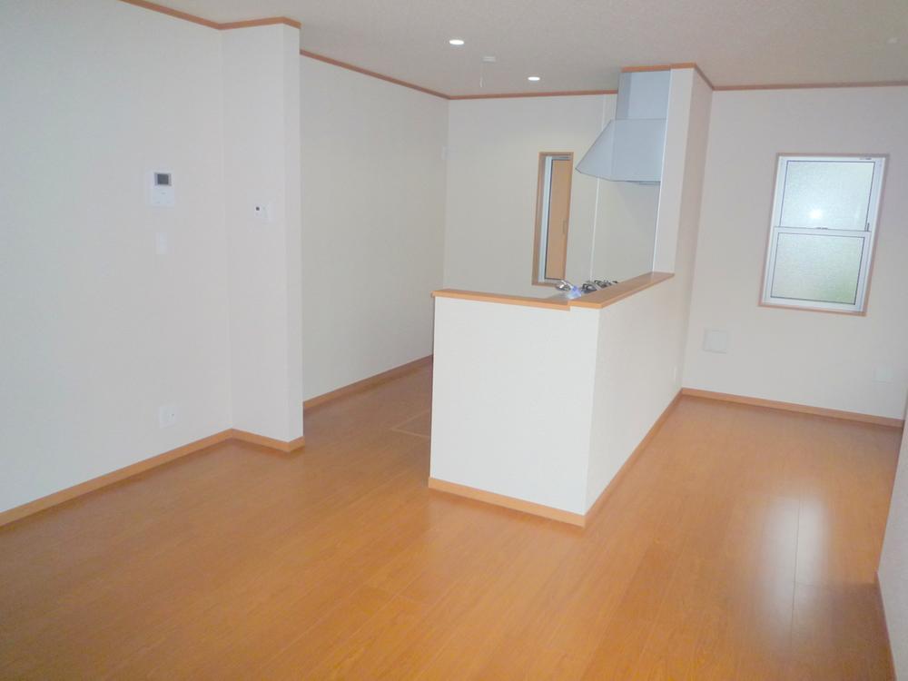 Living. While watching the children play in the living room, Face-to-face kitchen where dishes can be! !