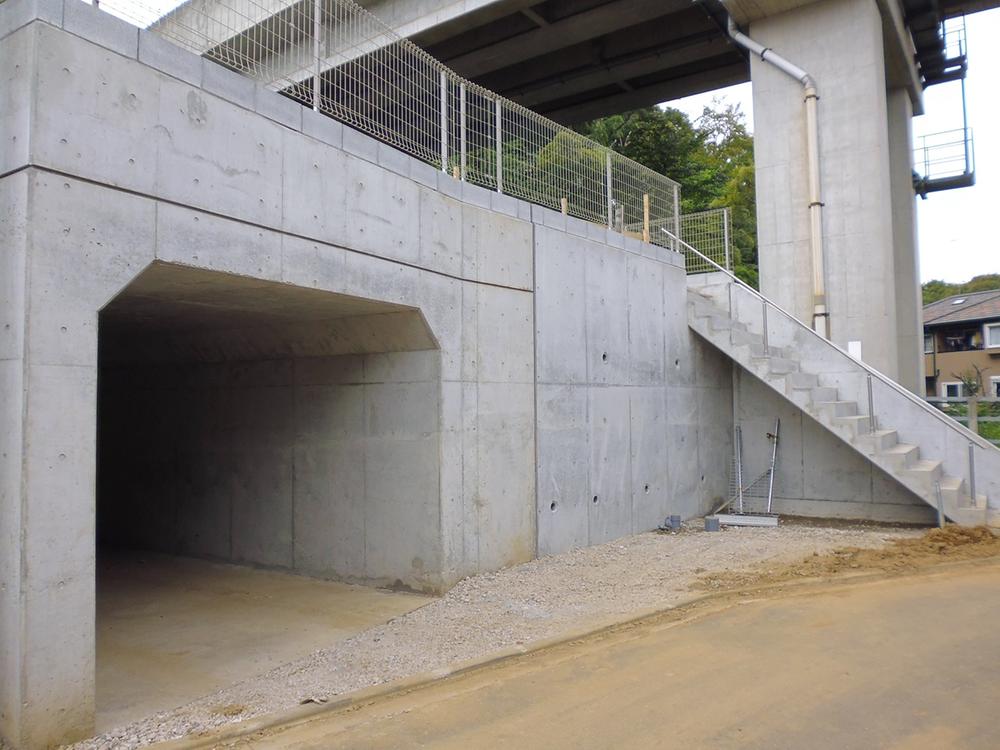 Local appearance photo. 6 Building