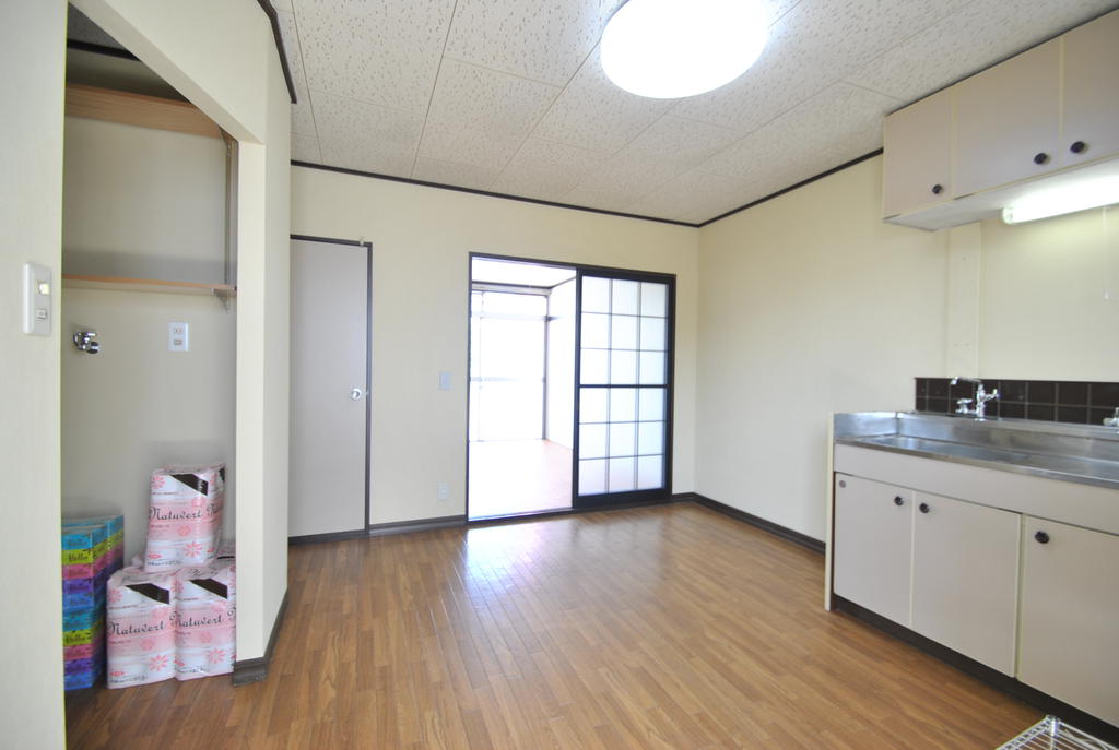 Living and room. Spacious dining is about 8 pledge!