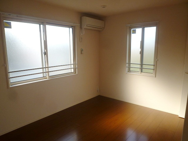 Other room space. Two-sided lighting