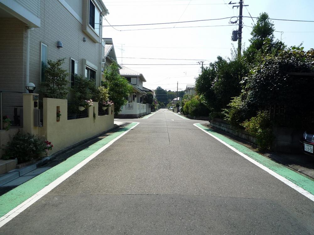 Local photos, including front road. Located in a quiet residential area in the readjustment land.