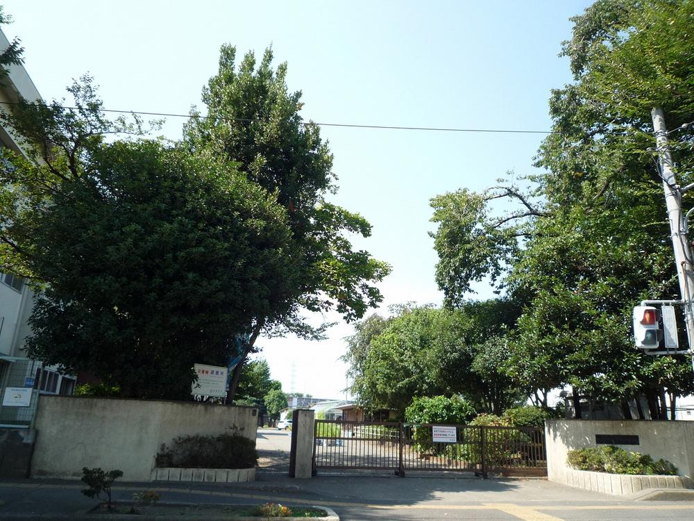 Primary school. You can commute in a safe passage with a 200m walkway to the Republic of elementary school