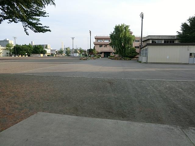 Primary school. You can go to school in a 1400m sidewalk safe passage to Koyo Elementary School