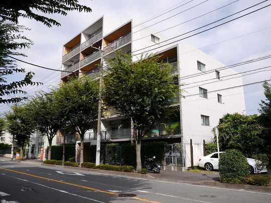 Local appearance photo. 23? Pet breeding Allowed renovated apartment with a large wood deck to a private garden. Super within walking distance ・ Such as drug stores are many life convenient environment.