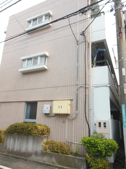 Building appearance. Is a 15-minute bicycle to Hashimoto Station