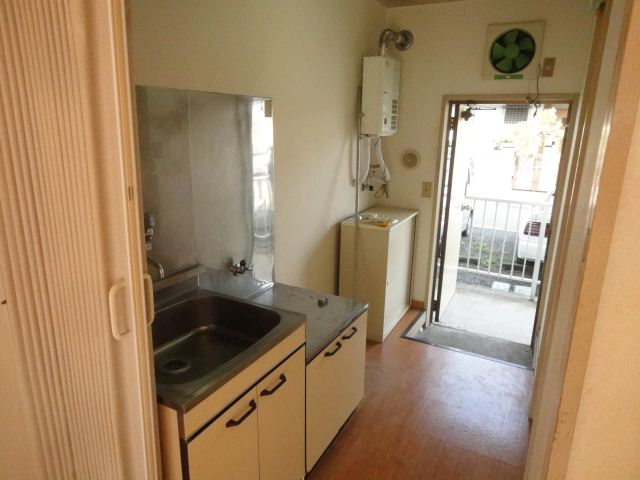 Kitchen. ◇ living room and kitchen are separated by accordion curtain ◇