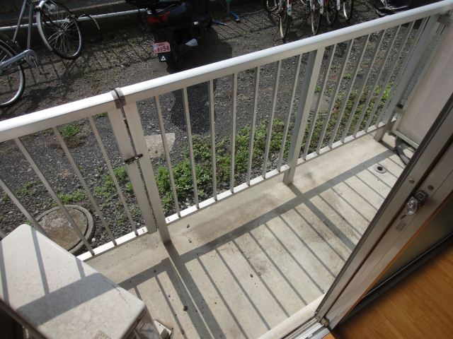 Balcony. ◇ the veranda there is a washing machine storage ◇