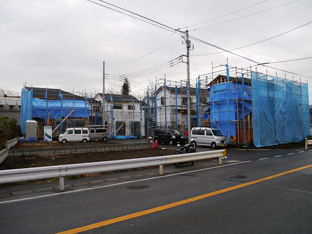 Local photos, including front road. Shopping is also a convenient environment in Vanden Station 7-minute walk. The outer wall fire protection ・ Thermal insulation properties ・ We are using an excellent sound insulation Asahi Kasei power board 37 mm.