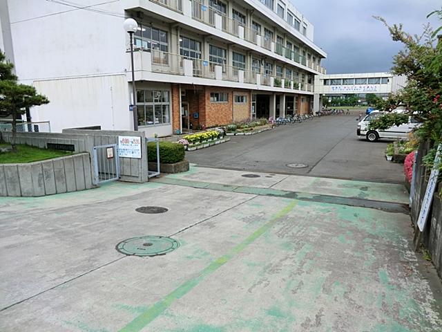 Primary school. 714m to Sagamihara Tatsuta name North Elementary School