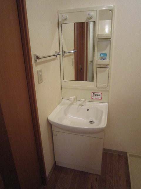 Washroom. Shampoo dresser conditioning is independently washroom.