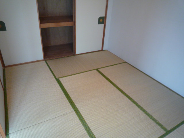 Living and room. Japanese-style room 6 tatami, There closet between 1.5
