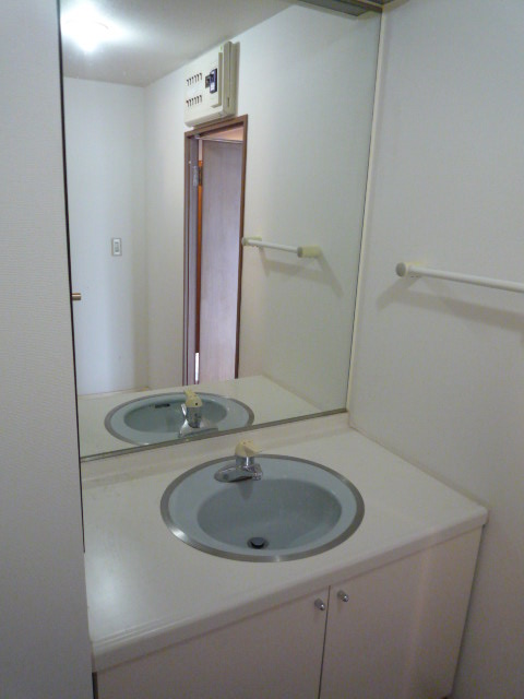 Washroom. Independent wash basin, Laundry Area
