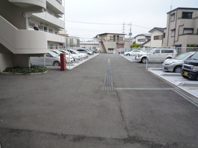 Parking lot. On-site parking with one (free) mechanical