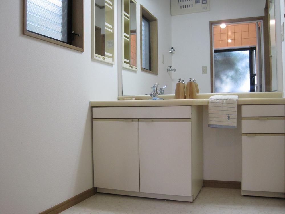 Wash basin, toilet