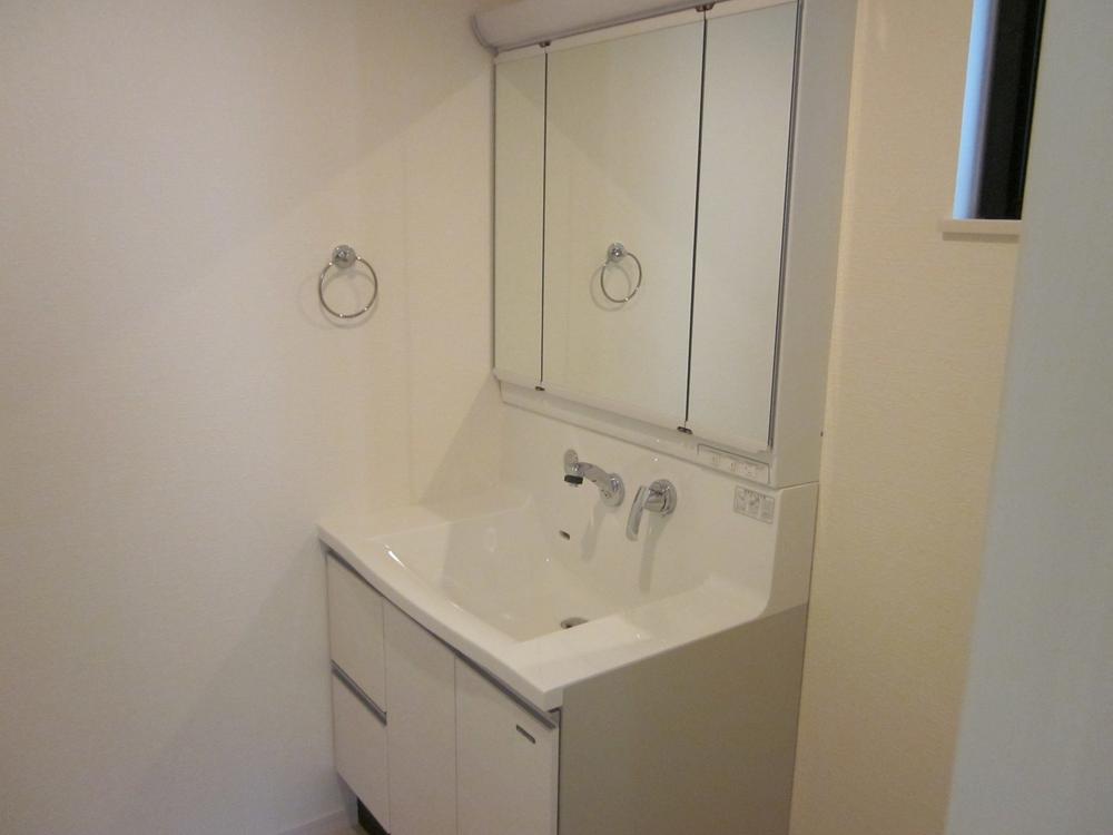 Wash basin, toilet. Indoor (11 May 2013) Shooting