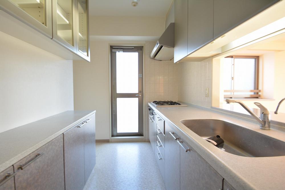 Kitchen. Face-to-face kitchen, you can enjoy a conversation with your family while cooking ☆