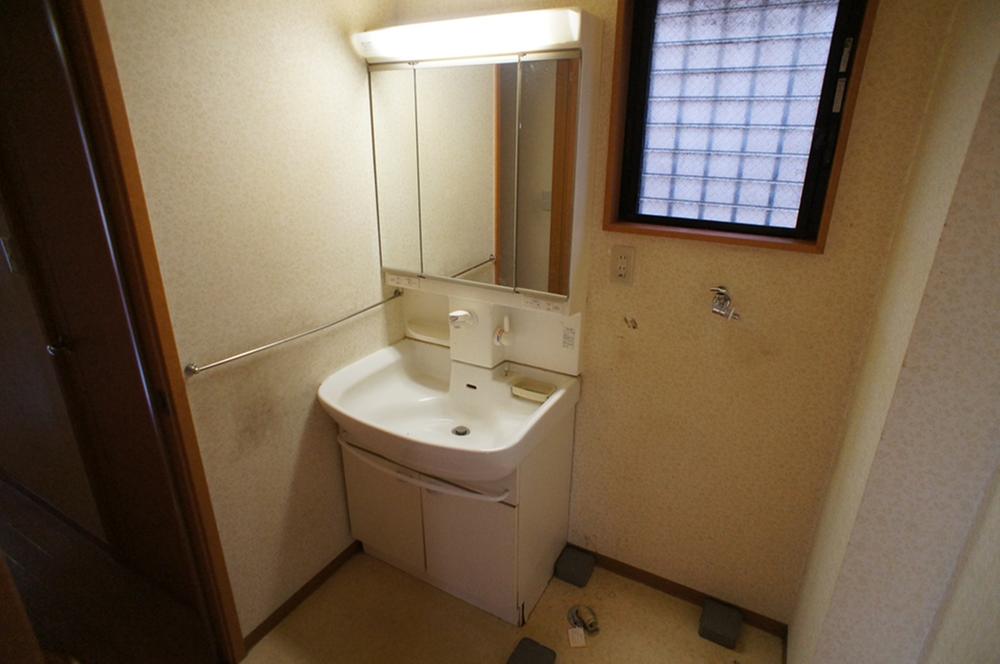 Wash basin, toilet. First floor lavatory (06 May 2013) Shooting