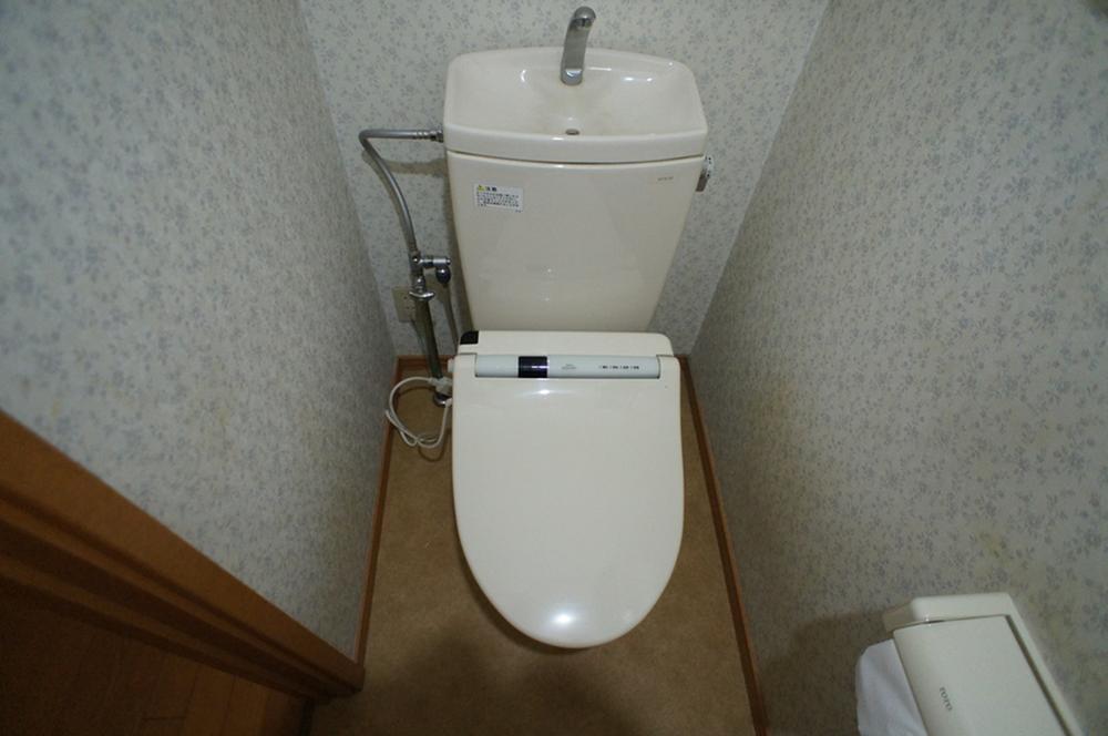 Toilet. Indoor (06 May 2013) Shooting