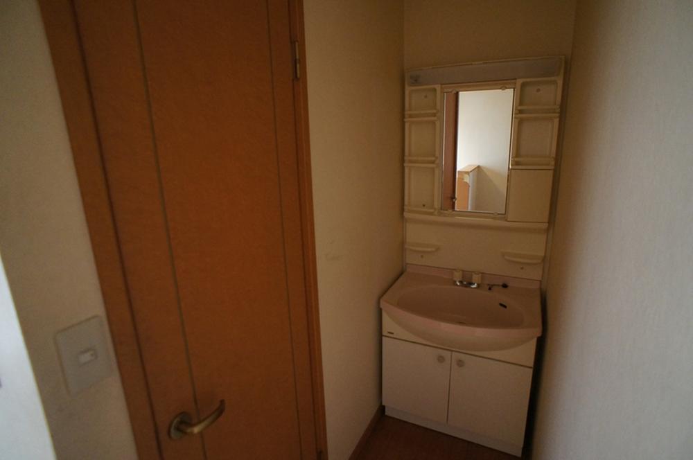 Wash basin, toilet. Second floor washroom (06 May 2013) Shooting