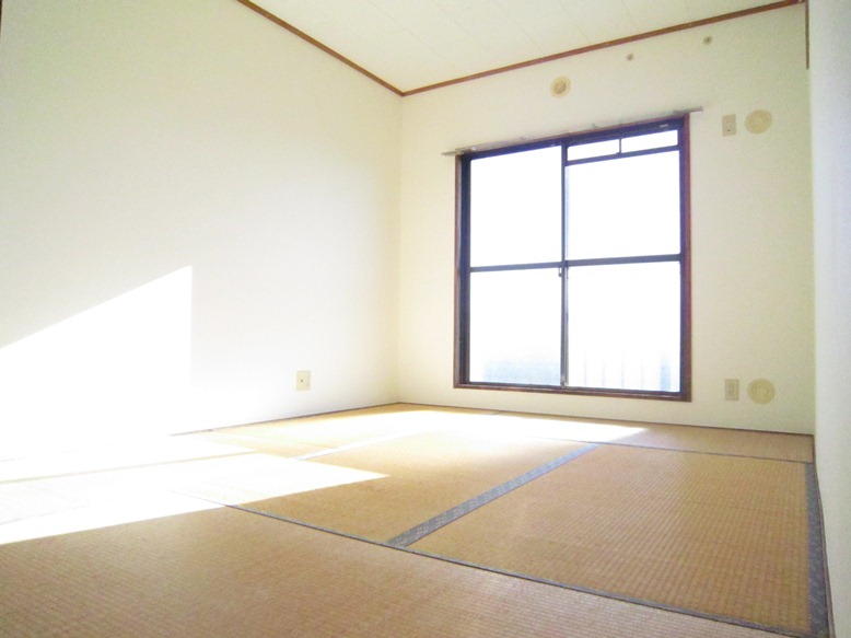 Living and room. Japanese-style room 6 quires Good per sun