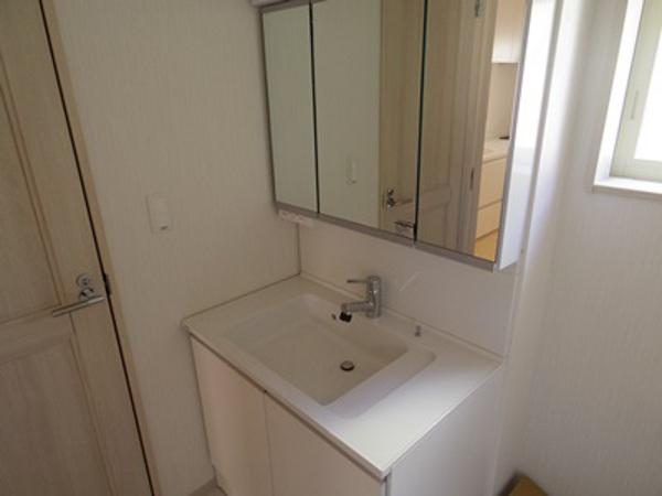 Wash basin, toilet. Building 2 Indoor (11 May 2013) Shooting