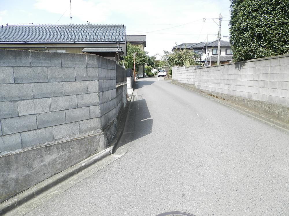 Local photos, including front road. It is a municipal road in the south.