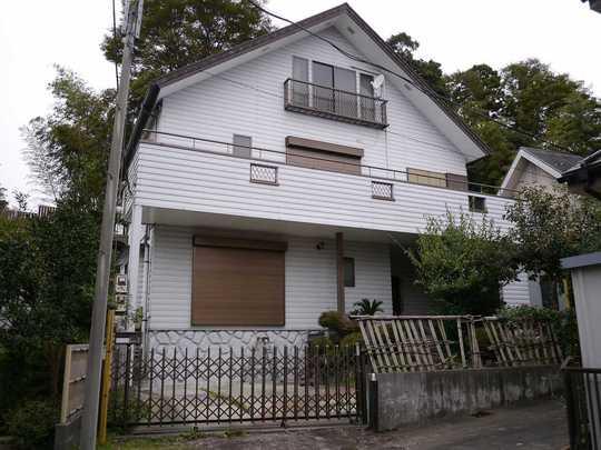 Local appearance photo. 1F living soundproof room in the large two-family house of nature full of a quiet residential area, Built-in air-conditioned four aircraft, Such as the second floor bathroom whirlpool is focused on equipment.