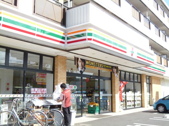 Convenience store. 340m to Seven-Eleven (convenience store)