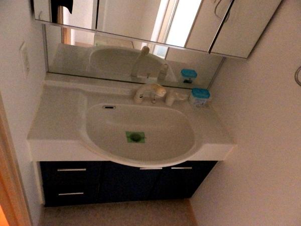 Wash basin, toilet. Indoor (10 May 2013) Shooting