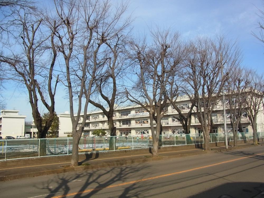 Primary school. Is a good school of the day, a 10-minute walk to walk the 800m flat road to the Republic of elementary school.
