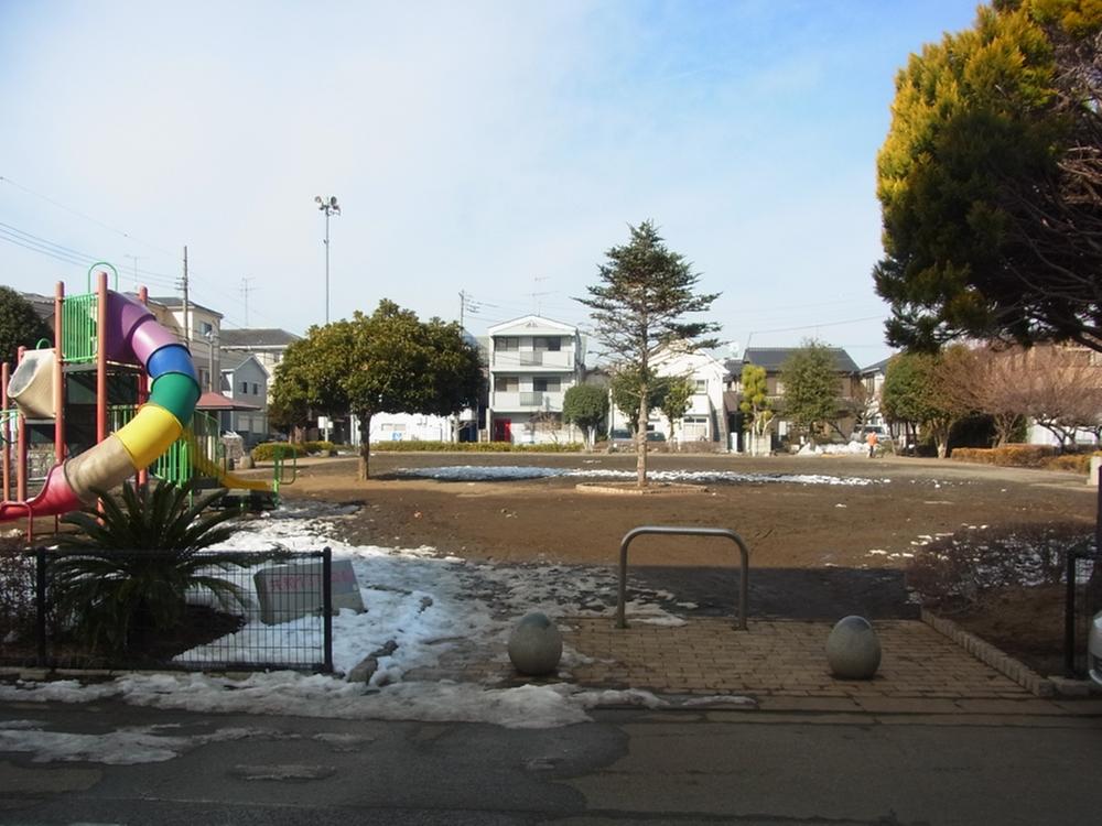 park. It is widely lush park with play equipment nestled in the 225m residential area to the Republic of 1-chome Park.